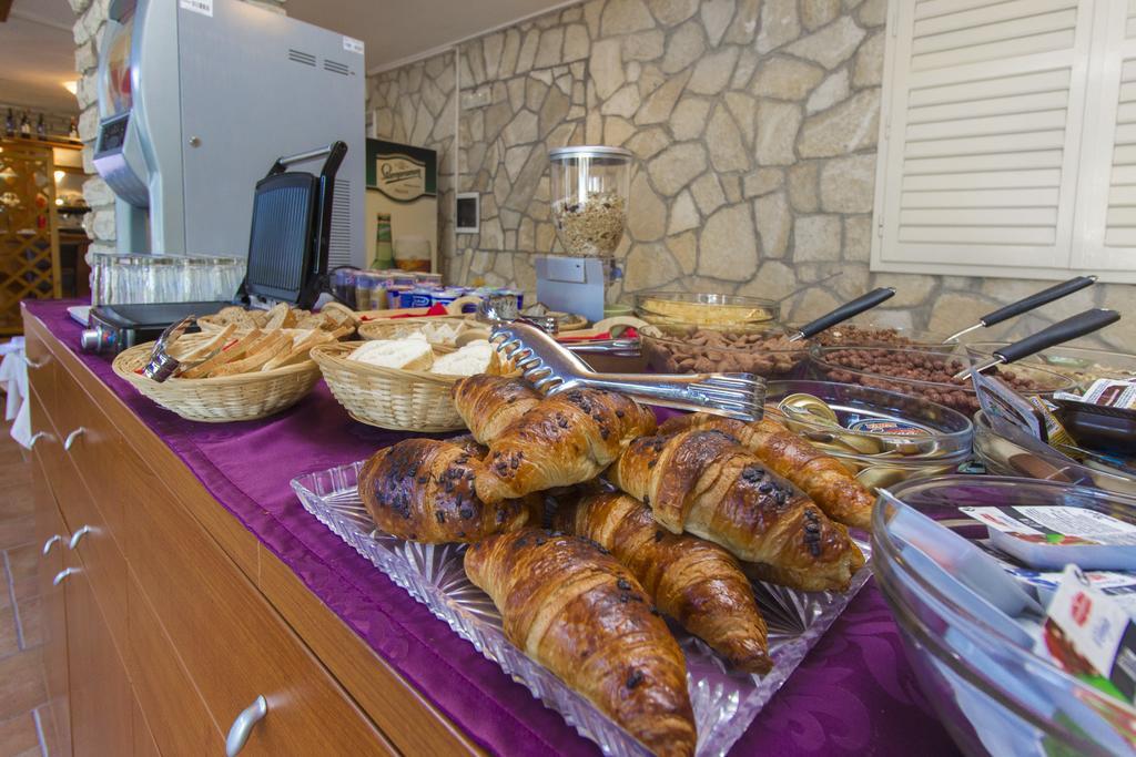 Hotel Plava Laguna Tisno Buitenkant foto