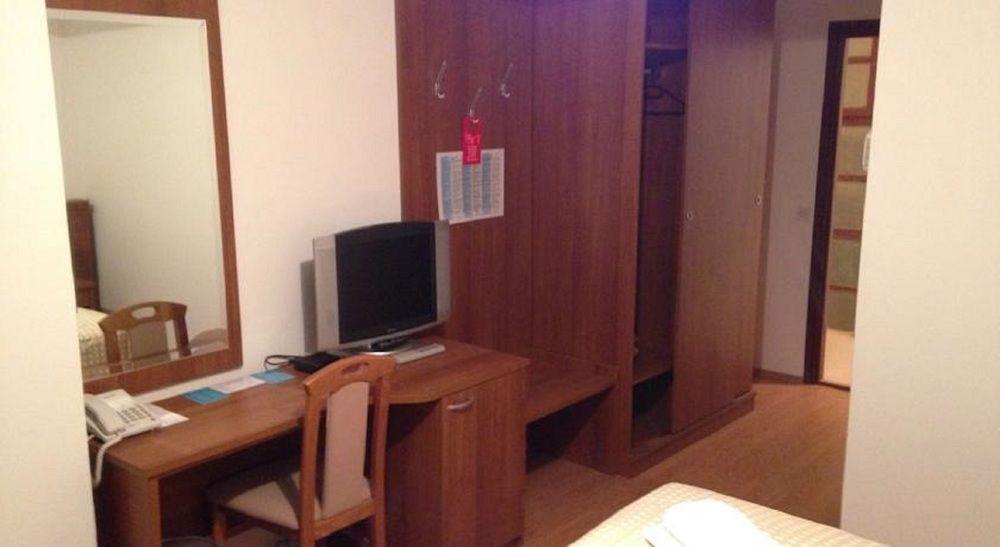 Hotel Plava Laguna Tisno Buitenkant foto