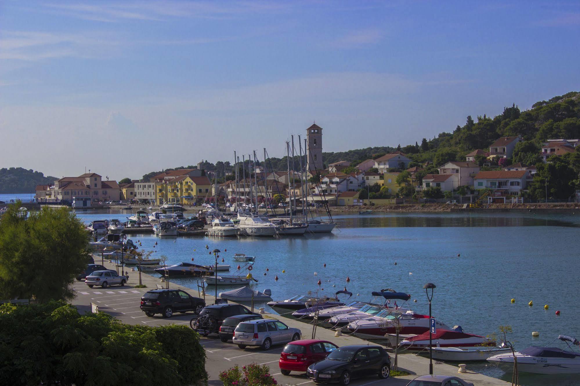 Hotel Plava Laguna Tisno Buitenkant foto