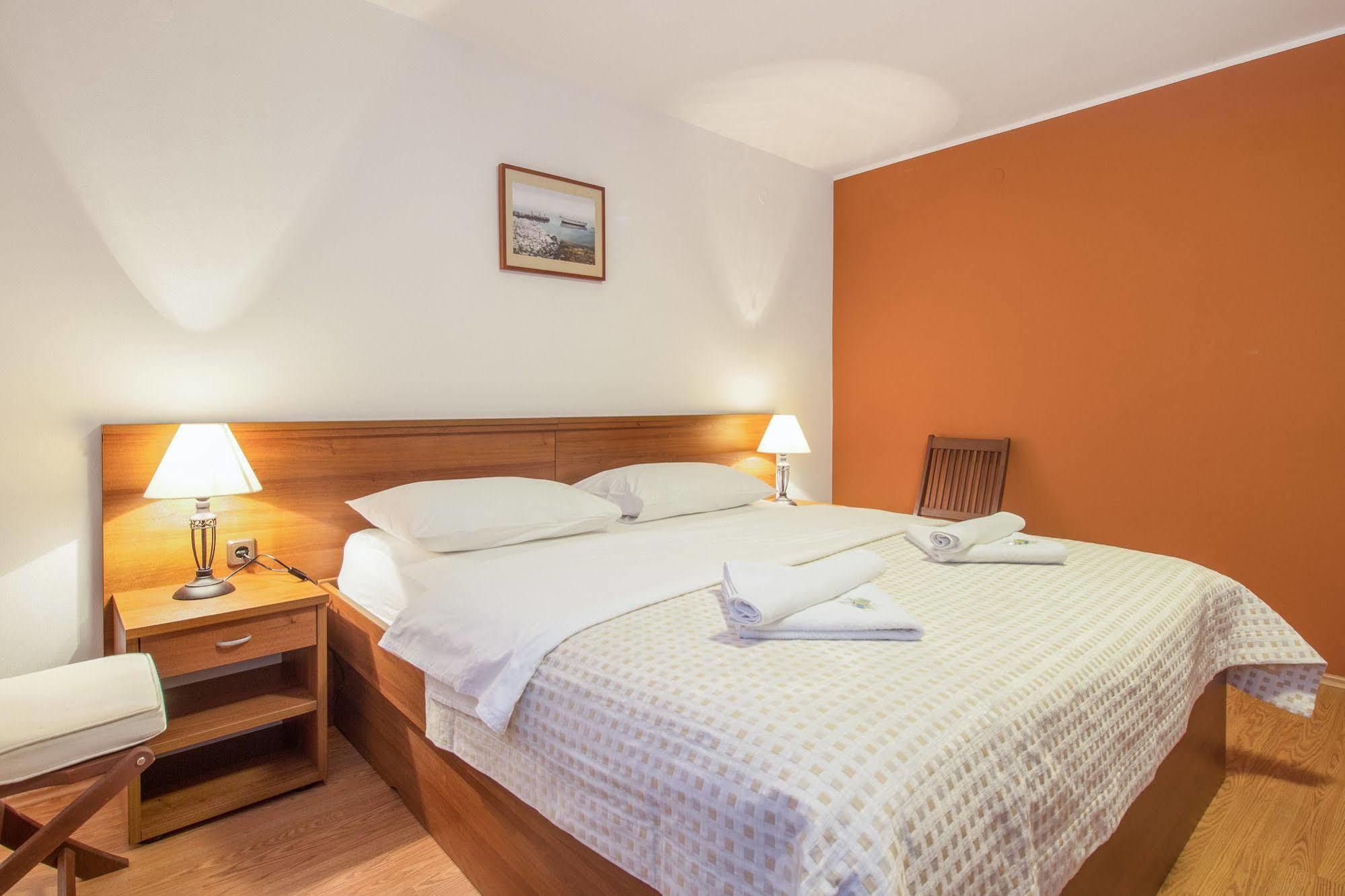 Hotel Plava Laguna Tisno Buitenkant foto