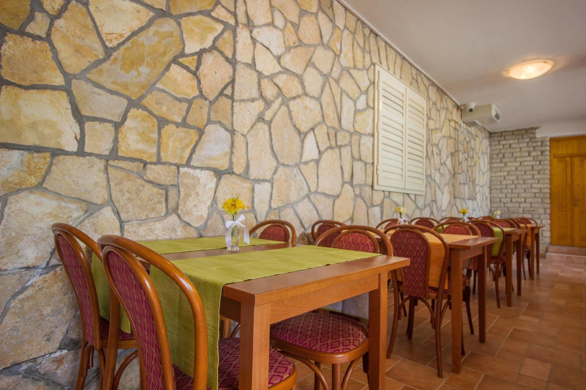 Hotel Plava Laguna Tisno Buitenkant foto